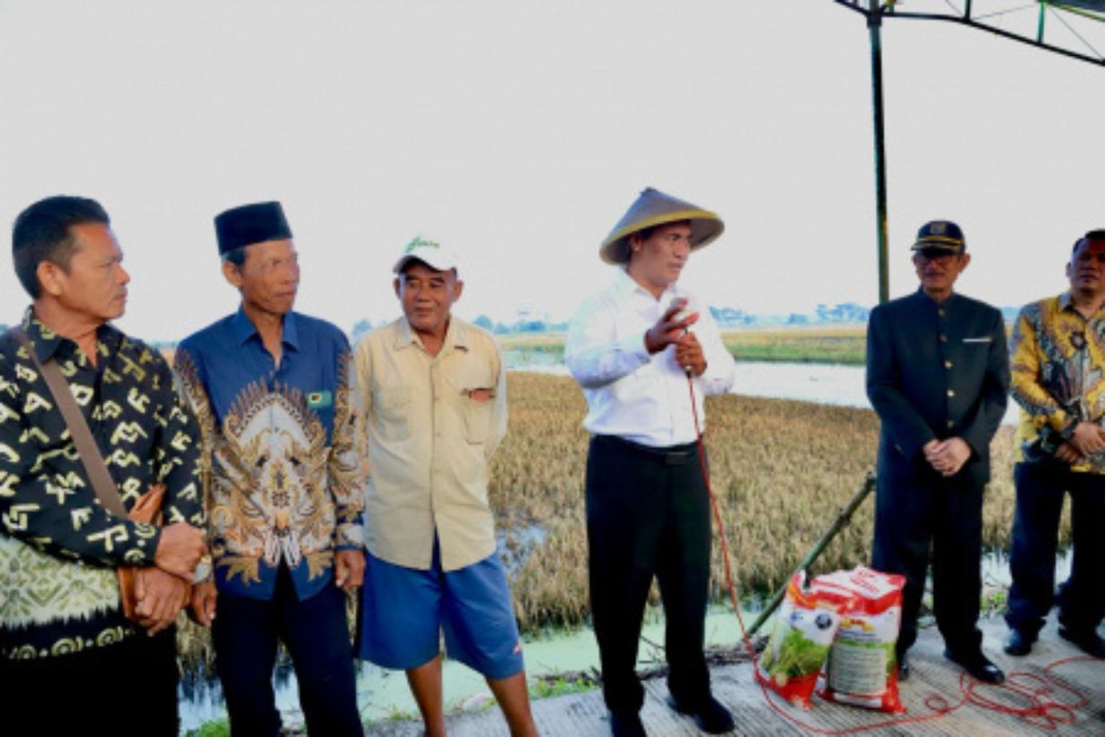 Sambangi Lokasi Terdampak Banjir di Kendal, Mentan Amran Salurkan Sejumlah Bantuan